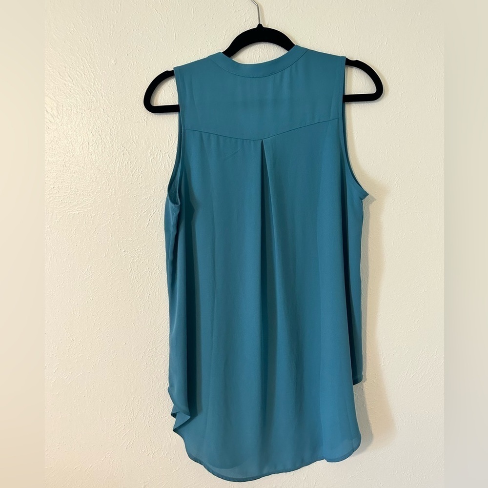 🌟SALE🌟 Lush blue sleeveless blouse - Picture 6 of 7